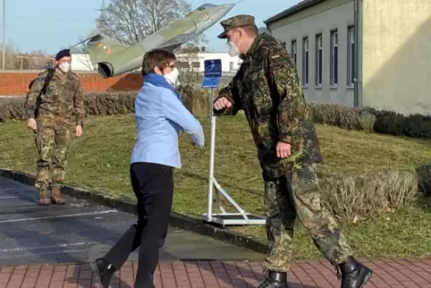 Corona-konforme Begrüßung beim Truppenbesuch in Germersheim. 
