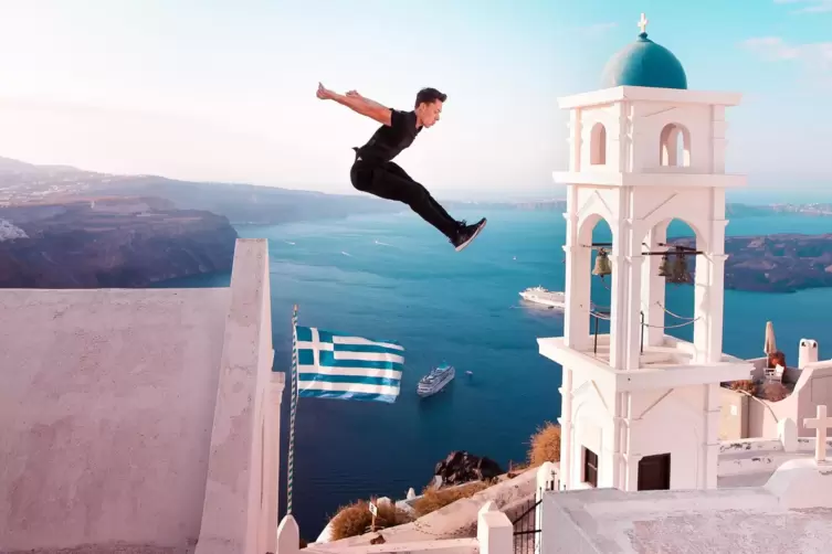 Über den Dächern von Santorini: Dennis Schlindwein bei der „Art of Motion“, der inoffiziellen Parkour-Weltmeisterschaft. 