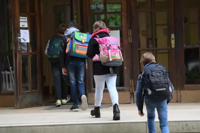 Ab Montag sollen auch Grundschüler im Kreis Germersheim wieder zum Unterricht gehen.