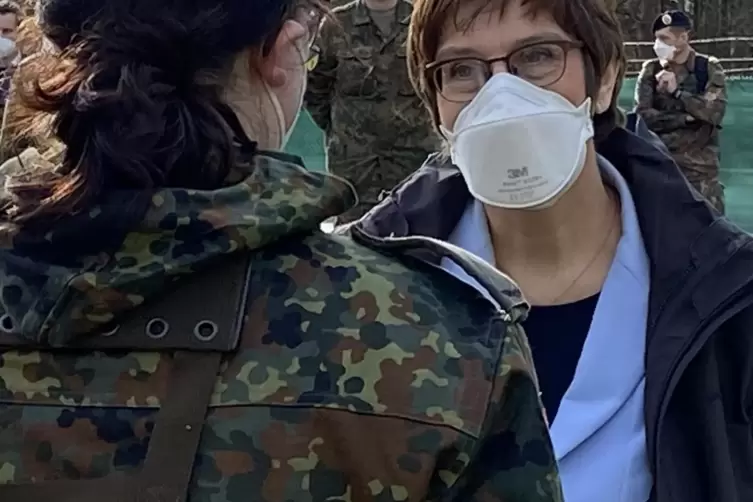 Im Gespr&auml;ch mit einer Rekrutin: Verteidigungsministerin Annegret Kramp-Karrenbauer. 