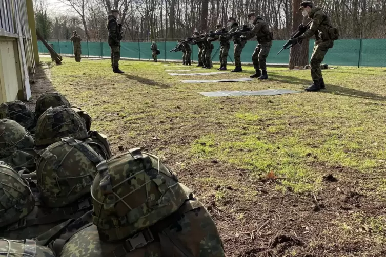 Ausbildung am Sturmgewehr: Soldaten mit der Standard-Waffe der Bundeswehr, dem G36. 