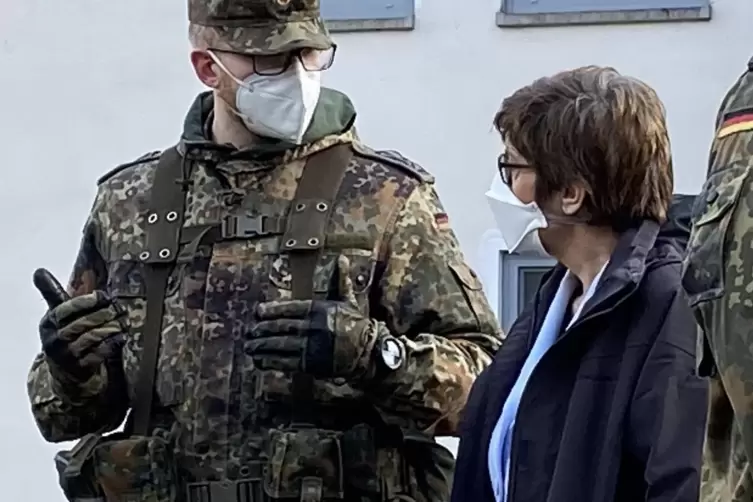 Im Gespr&auml;ch mit einem Germersheimer Ausbilder: Bundesverteidigungsministerin Annegret Kramp-Karrenbauer. 