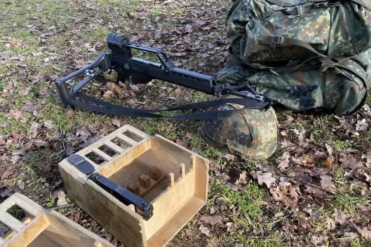 R&uuml;stzeug f&uuml;r Luftwaffen-Rekruten: Pistole, Helm und Sturmgewehr. 