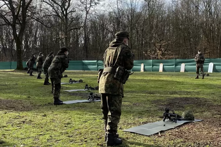 Z&uuml;cken auf Kommando ihre Pistolen: Luftwaffen-Rekruten in der S&uuml;dpfalz-Kaserne. 