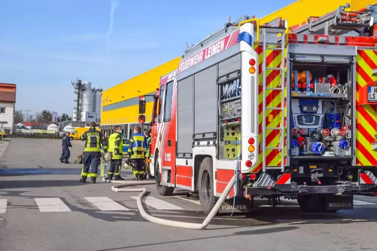 DHL-Logistikzentrum Leimen: Auch die Feuerwehr ist vor Ort. 