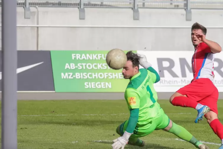 Die entscheidende Szene: Serkan Firat überwindet den machtlosen FKP-Torhüter Benjamin Reitz zum 1:0 für Kickers Offenbach. 