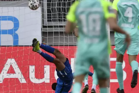 Ball im Netz: FCK-Schlussmann Avdo Spahic kann in der 85. Minute das Tor für den FC Ingolstadt 04 durch den 19-jährigen Justin B