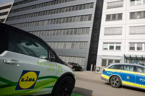 Ein Fahrzeug der Polizei fährt an der Lidl-Zentrale in Neckarsulm vorbei.