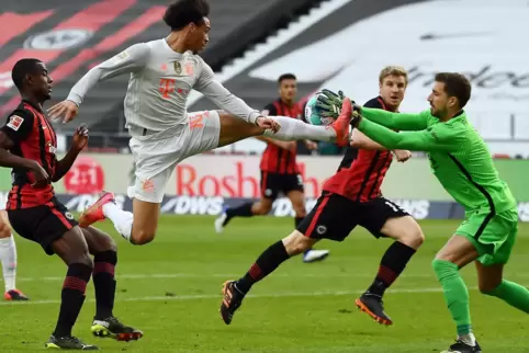 Beutezug: Eintracht-Torhüter Kevin Trapp schnappt sich den Ball vor Leroy Sané, der in einer anderen Szene das Münchener Ehrento