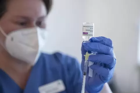 Sabine Bauer zieht den Astrazeneca Impfstoff auf. 