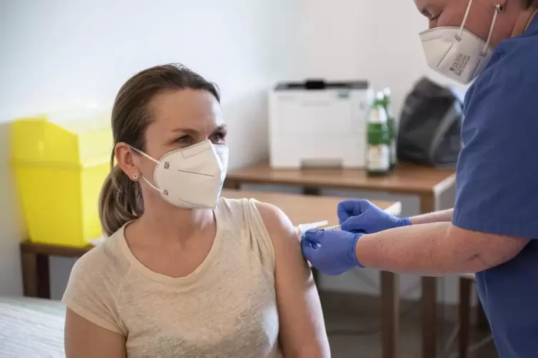 Nur ein kleiner Pieks: Jana Nohe (links) bei ihrer Impfung.