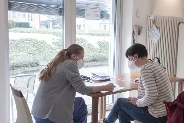 Vor der Impfung gibt es ein kurzes Aufkl&auml;rungsgespr&auml;ch. 