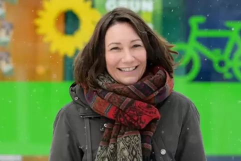 Vor dem grünen Büro in der Armbruststraße: Anne Spiegel. Vor dem grünen Büro in der Armbruststraße: Anne Spiegel.