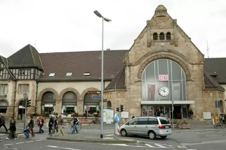 Der Hauptbahnhof Worms war am Samstag Schauplatz einer Demonstration der Rechten.