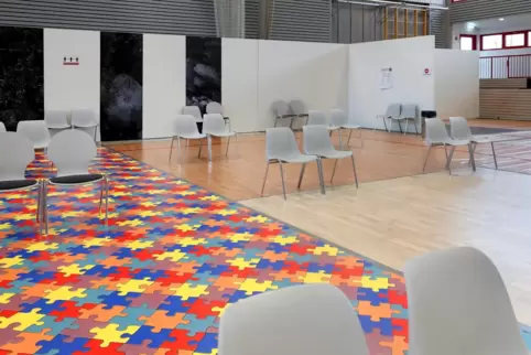 Die Ruhezone im Schifferstadter Impfzentrum. Der bunte Boden lag zuvor in der Mutterstadter Rundsporthalle, die 2020 zur Corona-
