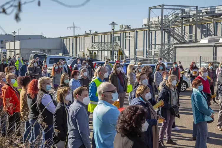 Ecker-Beschäftigte bekunden gemeinsam mit Vertretern mehrerer Gewerkschaften und Parteien ihren Protest am Bexbacher Firmensitz.