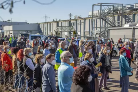 Ecker-Beschäftigte bekunden gemeinsam mit Vertretern mehrerer Gewerkschaften und Parteien ihren Protest am Bexbacher Firmensitz.