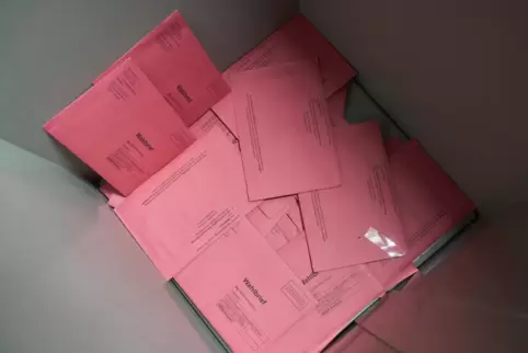 Per Brief abgegebene Stimmen werden bis zur Auszählung in Wahlurnen gelagert.