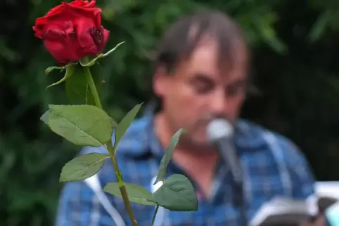 Oliver Steinke trug 2018 bei einer „Textur“-Lesung zum Thema „Lust und Liebe“ im Garten des Restaurants „Liebstöckl“ Liebesgedic