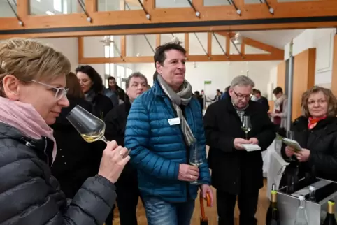 Rückblick: Bei „Wein am Dom“ 2019 führte Andreas Stumpf (Mitte) Gäste durchs Haus Trinitatis – im Glas: Sauvignon Blanc.