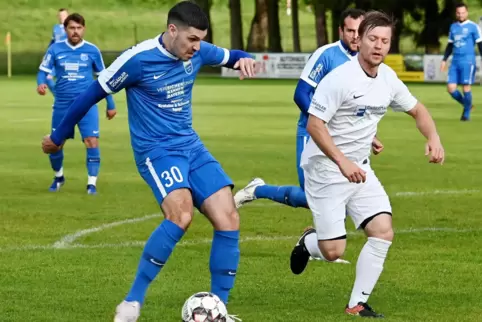 In Römerberg bekannt: Hier erzielt Mimo De Vico das 2:0 für TuS Mechtersheim II gegen FV Heiligenstein.