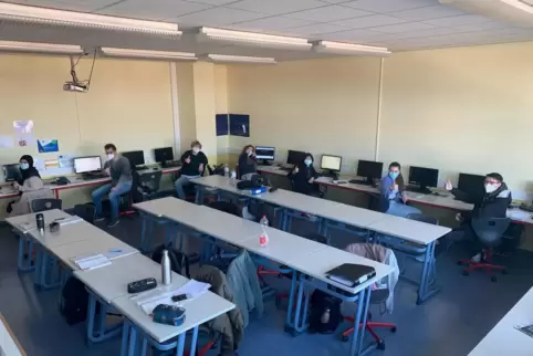  Schülerinnen und Schüler der Jahrgangsstufe 13 des Beruflichen Gymnasiums bereiten sich auf die Abiturprüfung vor. 