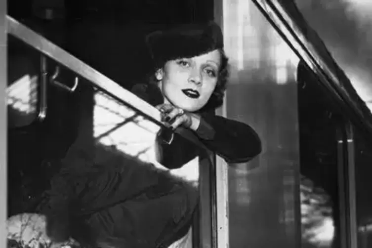 Marlene Dietrich im Zug. 