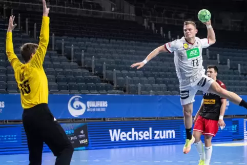 Gutes Timing und Schnelligkeit: Timo Kastening von der MT Melsungen (rechts, gegen Österreichs Keeper Florian Kaiper), vereint l