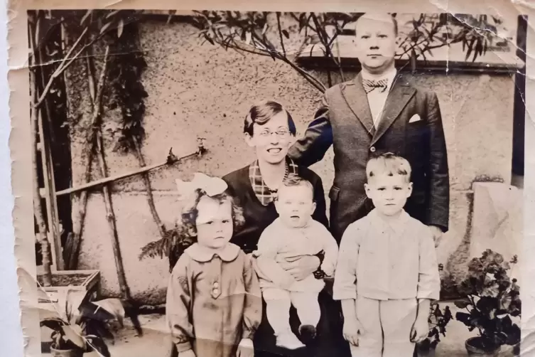 Familie Fischer im Jahr 1934: Vater Martin und Johanna Sommers leibliche Mutter Anna, die 1936 jung verstarb. Johanna sitzt auf 
