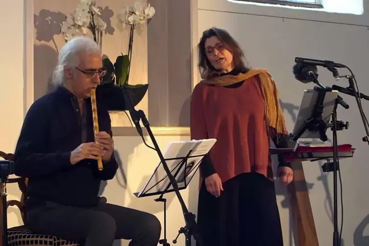 Mehmet Ungang an der Ney genannten Flöte mit Sängerin Ute Kreidler. 