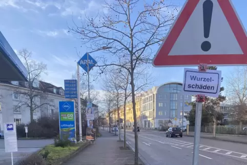 Holprig: Warnung in der Bahnhofstraße. Holprig: Warnung in der Bahnhofstraße.