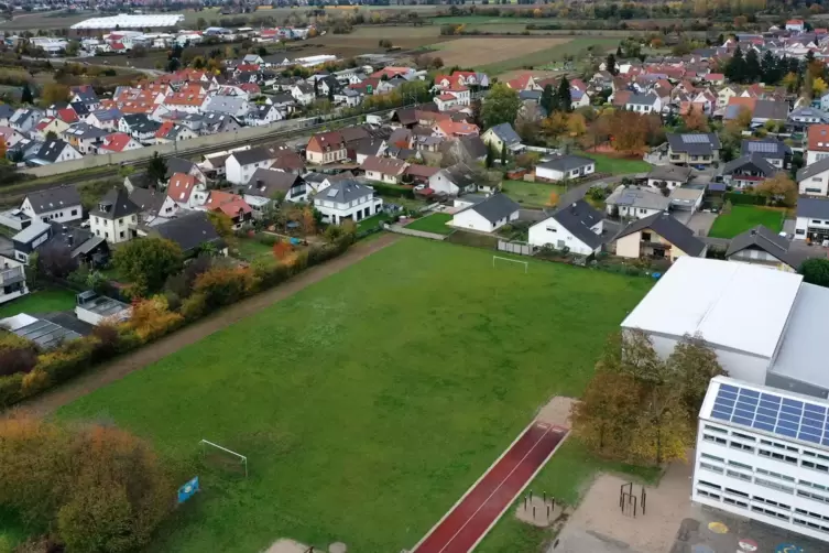 Altes Sportgelände hinter der Grundschule Berghausen: Hier könnte die Trainingshalle – irgendwann – gebaut werden.