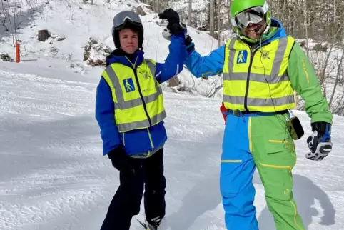 Andreas Schneider mit seinem Schüler, der trotz Beeinträchtigung das Skifahren gelernt hat. 