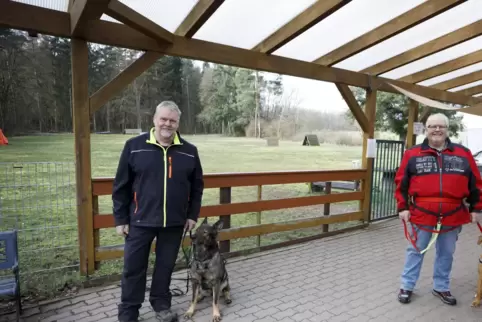 Der Vorsitzende des Schäferhundevereins Ortsgruppe Ramstein und Umgebung, Michael Kern, und sein Stellvertreter Harald Müller ve
