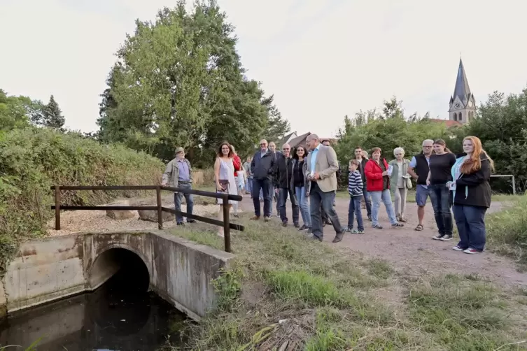 Der „Historische Rundweg“ wurde 2018 anlässlich des Dorfjubiläums eröffnet. Unser Bild zeigt eine Gruppe am Waschplatz Gailsbach