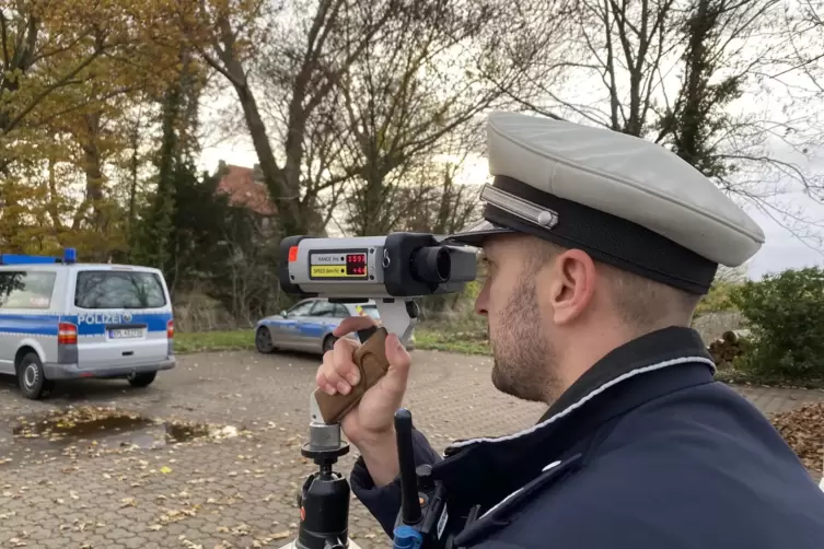 Immer wieder kontrollieren Beamte der Polizei Germersheim die Geschwindigkeit auf den Straßen.