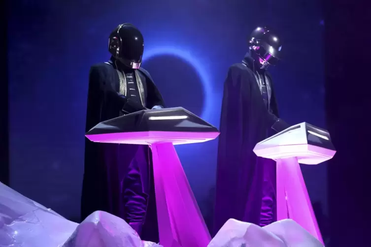 Ein Hauch von Star Wars, wobei die Masken eher an Motorradhelme erinnerten: Daft Punk.