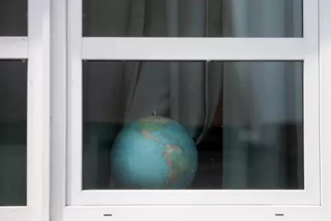 Das Foto des Moments. Der Globus im Abseits. Das Foto des Moments. Der Globus im Abseits.