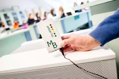 Die CO2-Geräte gibt es mit Display-Anzeige, aber auch als Ampeln mit aufleuchtenden Farben. 