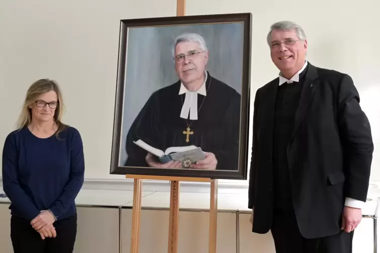 Der scheidende Kirchenpräsident Christian Schad neben seinem Porträt und der Künstlerin Susanna Storch. 