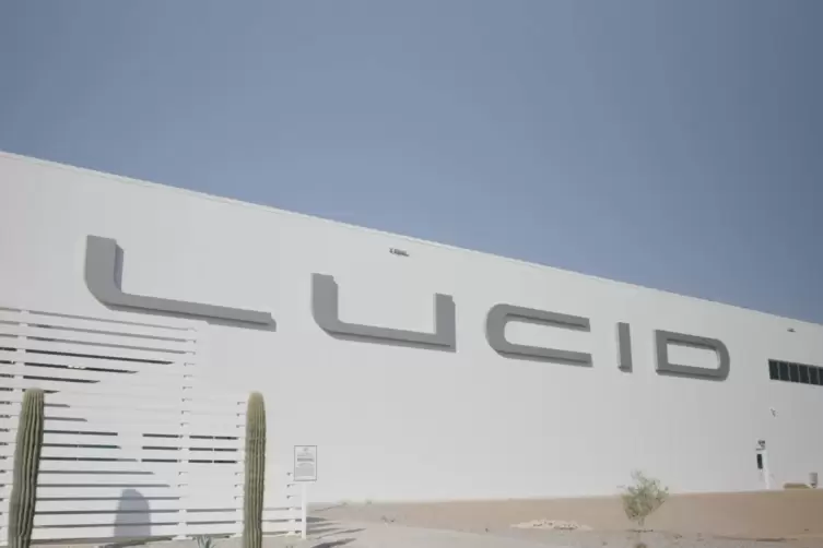 Der Schriftzug von Lucid prangt an der Fassade des Werks in Casa Grande im US-Bundesstaat Arizona. 
