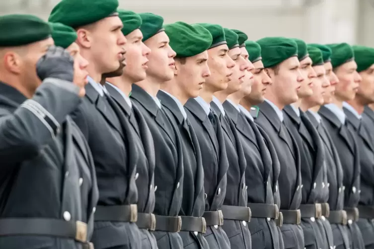 Die Moral leidet: Bundeswehrsoldaten - hier bei einem öffentlichen Gelöbnis - klagen über den Mangel an Material und den Zustand