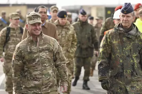US-General Christopher Cavoli, hier links bei einem Termin in Bremerhaven. 