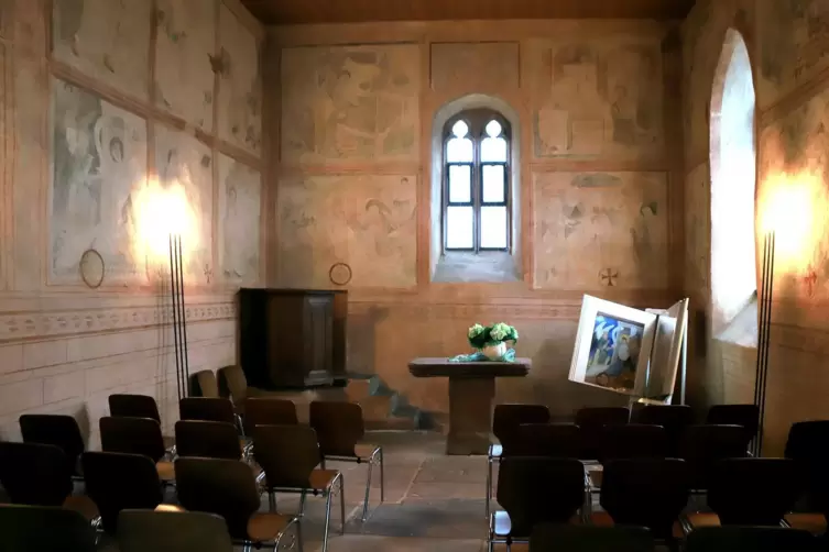 Rundum wurde die Kapelle in der ersten Hälfte des 15. Jahrhunderts mit Bibelszenen ausgemalt.