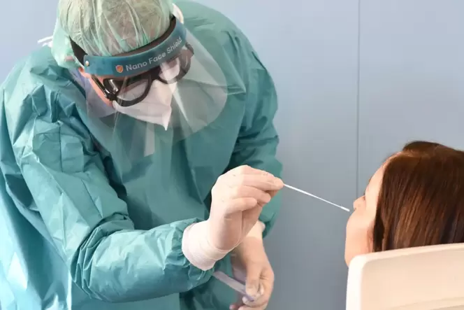 Corona-Schnelltest per Abstrich: Georg Scheidel von einer Apotheke in Bad Dürkheim testet eine Frau. Schnelltests sollen aber ni