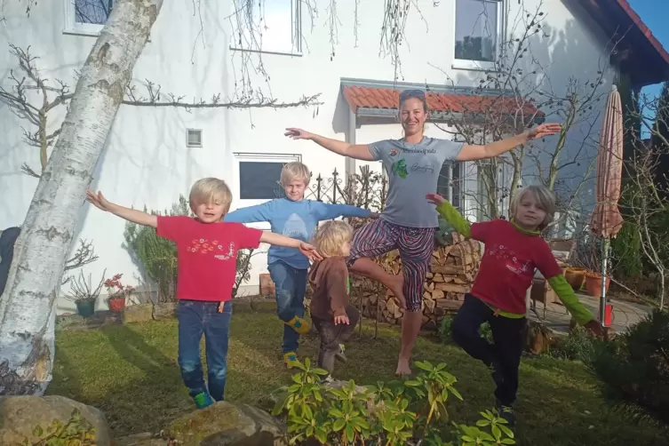 Bewegungsmanagerin Britta Blankenfuland mit ihren Söhnen (von links) Felix, Noa, Jona und Hannes. Die Jungs hatten Spaß am Flami