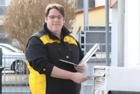 Seit fünf Jahren trägt Jonas Schmitt Briefe und Pakete aus.