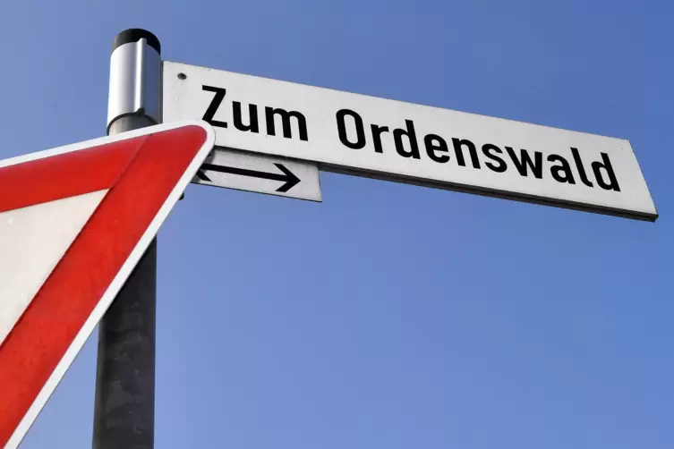 Die Leiche wurde in einem Mehrfamilienhaus in der Straße Zum Ordenswald gefunden.