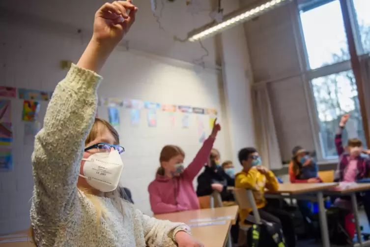 Am Montag hat in Grundschulen wieder Unterricht begonnen. Mit Maske, um Ansteckungen zu vermeiden.