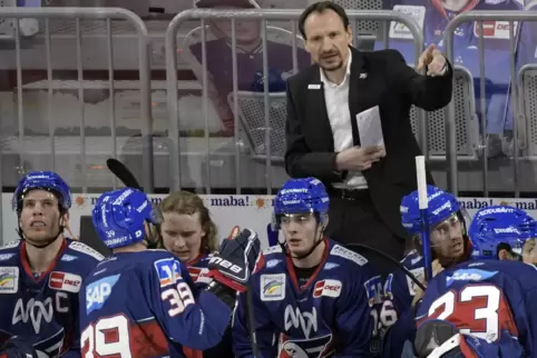 Adler-Trainer Pavel Gross.